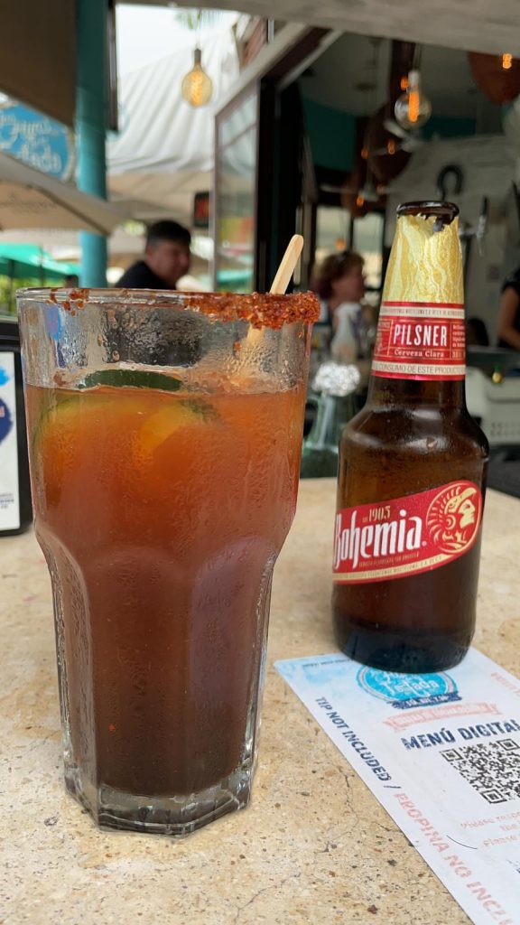 Sabrás si estás en uno de los mejores restaurantes mexicanos de Playa del Carmen si hacen buenos ojos rojos, como en las Hijas de la Tostada