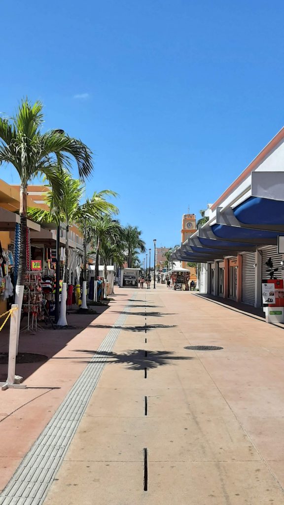 Paseo por las calles de Cozumel Las calles del centro de Cozumel, un paseo por la isla antes de hacer el tour