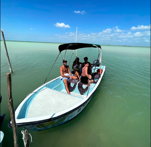 El tour en lancha en el ultimo maya es una de las excursiones de un día que puedes hacer en Tulum, forma parte de uno de los top 10 planes mas baratos e instagrameables en Tulum para 2 días