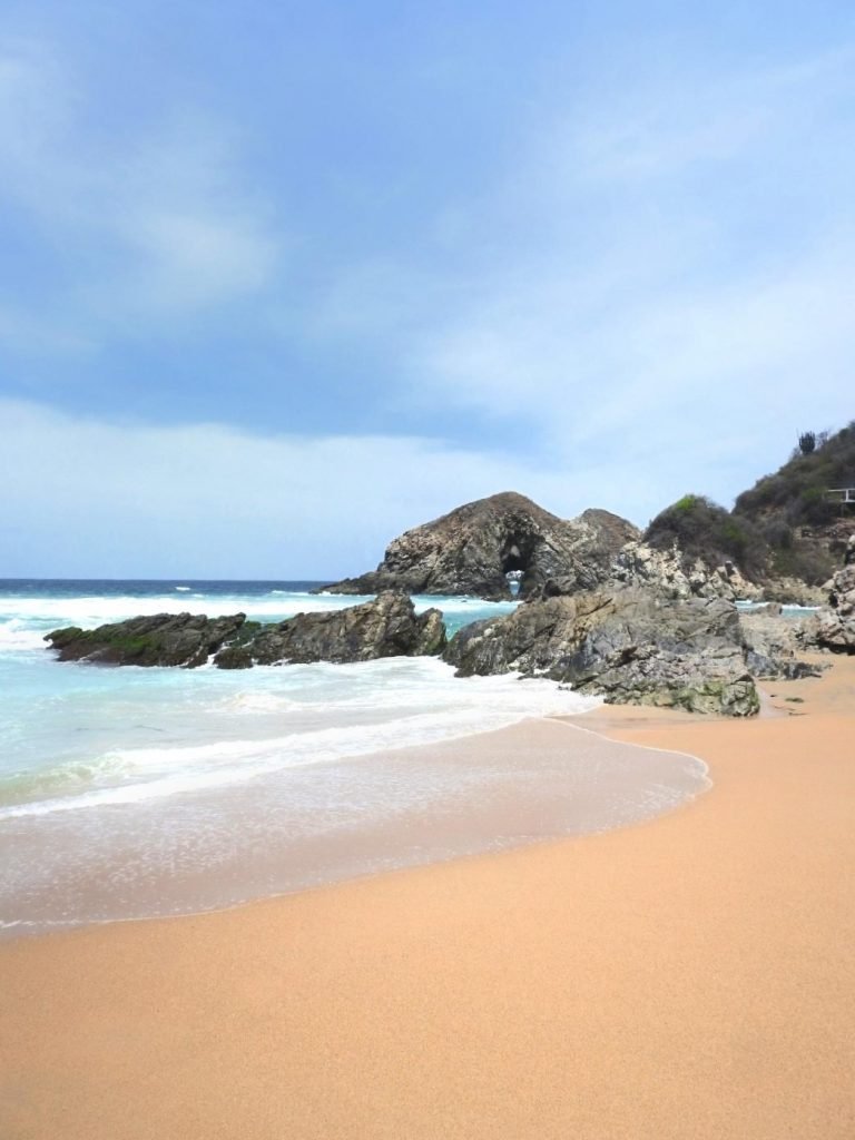 En tu excursion de 1 dia a Mazunte y Zipolite no olvides pasear por la playa hasta las rocas y admirar el paisaje