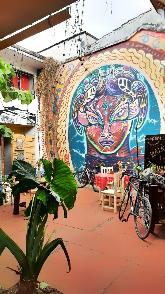 Una de las mejores cosas de Descubrir San Cristobal de las Casas como si fueras un local es que te encuentras arte alla donde vayas