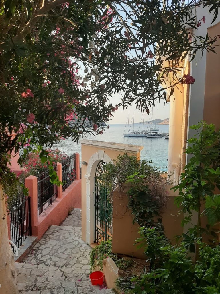 Las fachadas del pueblo de Assos son dignas de pelicula de Mamma Mía!