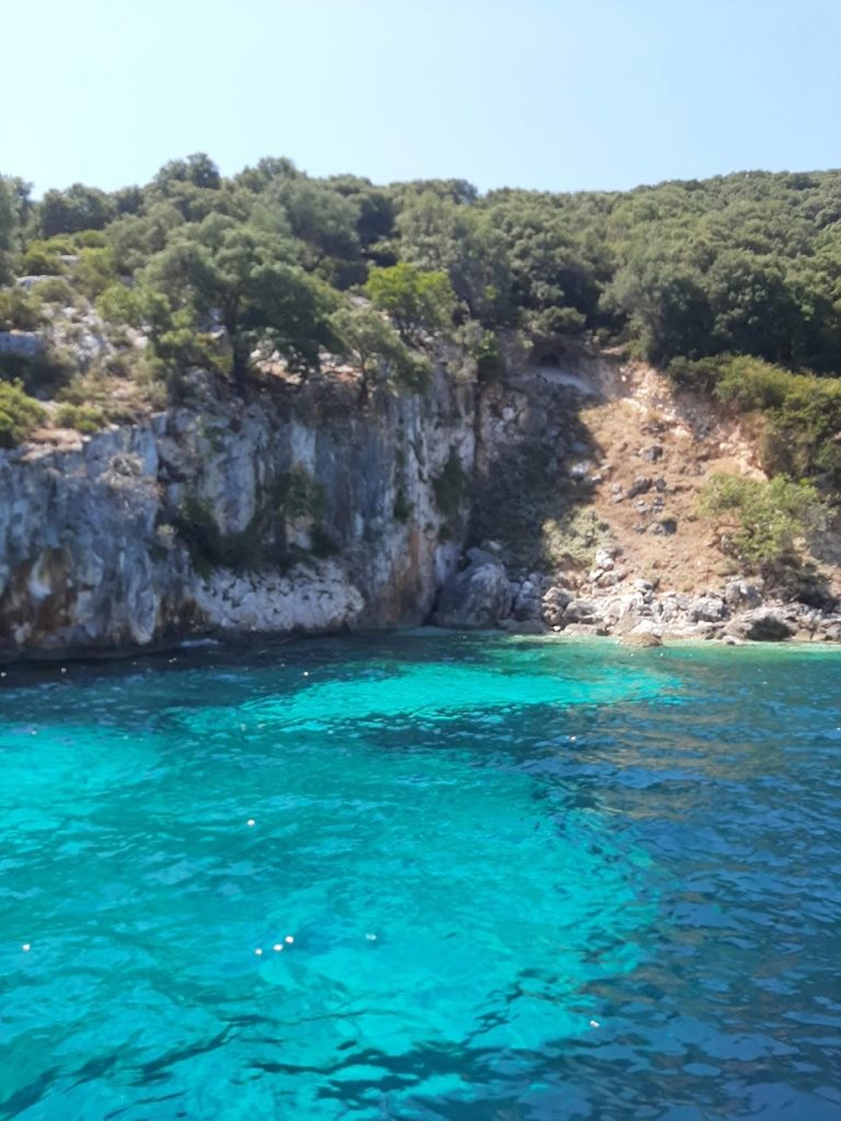 Alquilar un barco por 70 euros y los imprescindibles de Cefalonia, y qué calas!