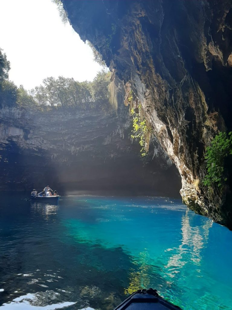 Alquilar un barco por 70 euros y los imprescindibles de Cefalonia. El cenote de Melissani se visita en una mañana y es precioso como entra la luz