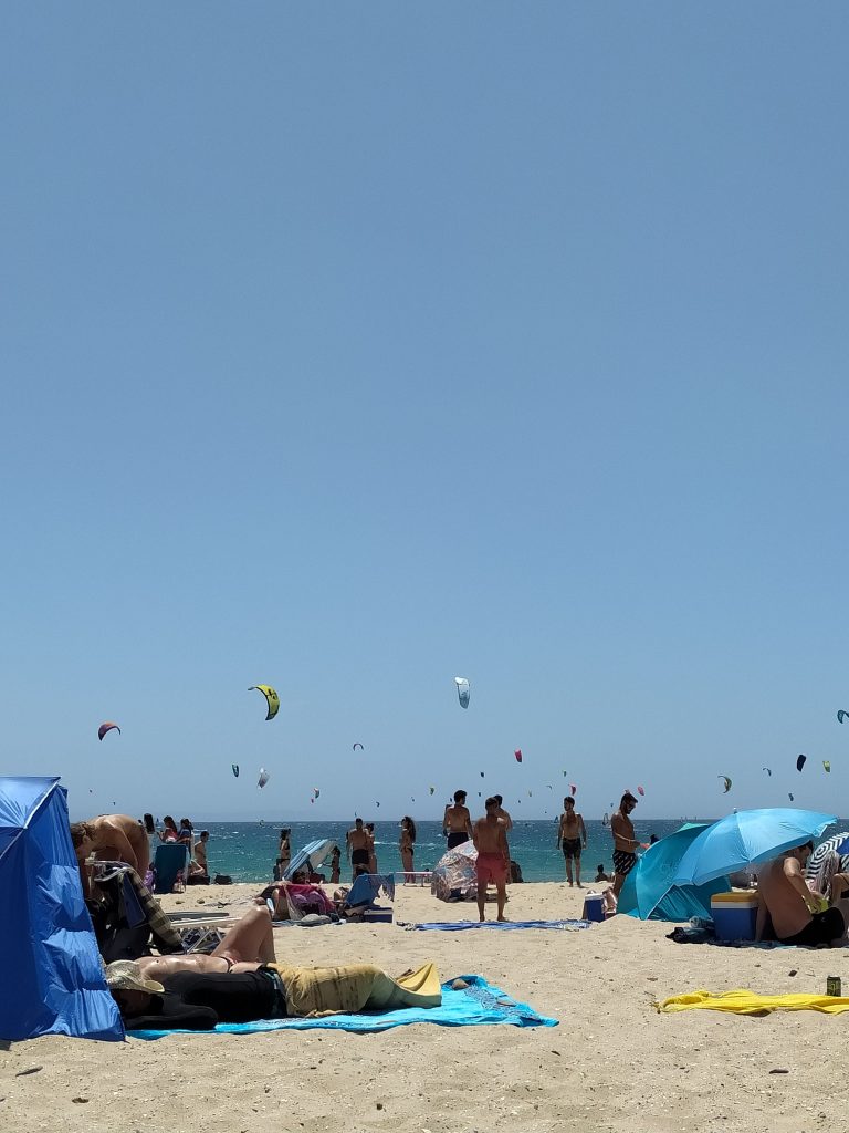 5 planes de verano en Tarifa como el ambientazo de Valdevaqueros