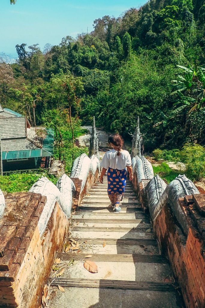 las escaleras con vistas a la ciudad en la excursión a 10 minutos de Chiang Mai
